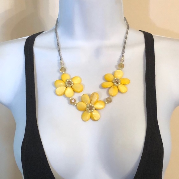 𝅺MoP shell flower necklace crystal beads dressy elegant statement pop of color. - Picture 2 of 4